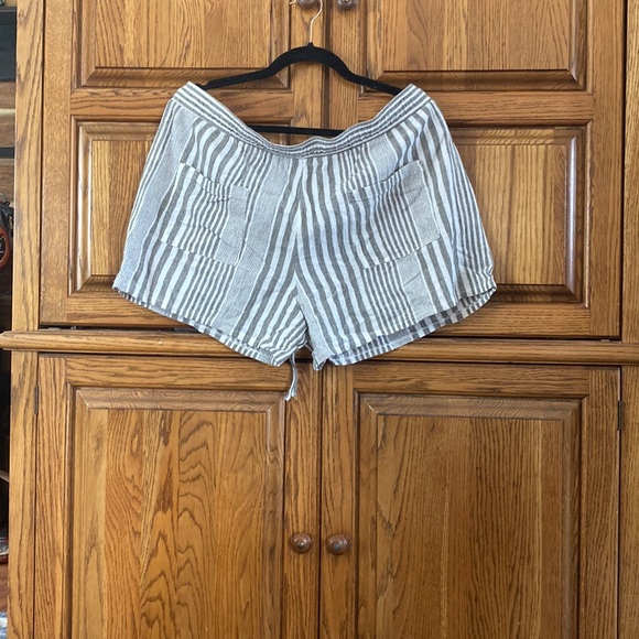 A.n.a Linen Shorts - Picture 2 of 2